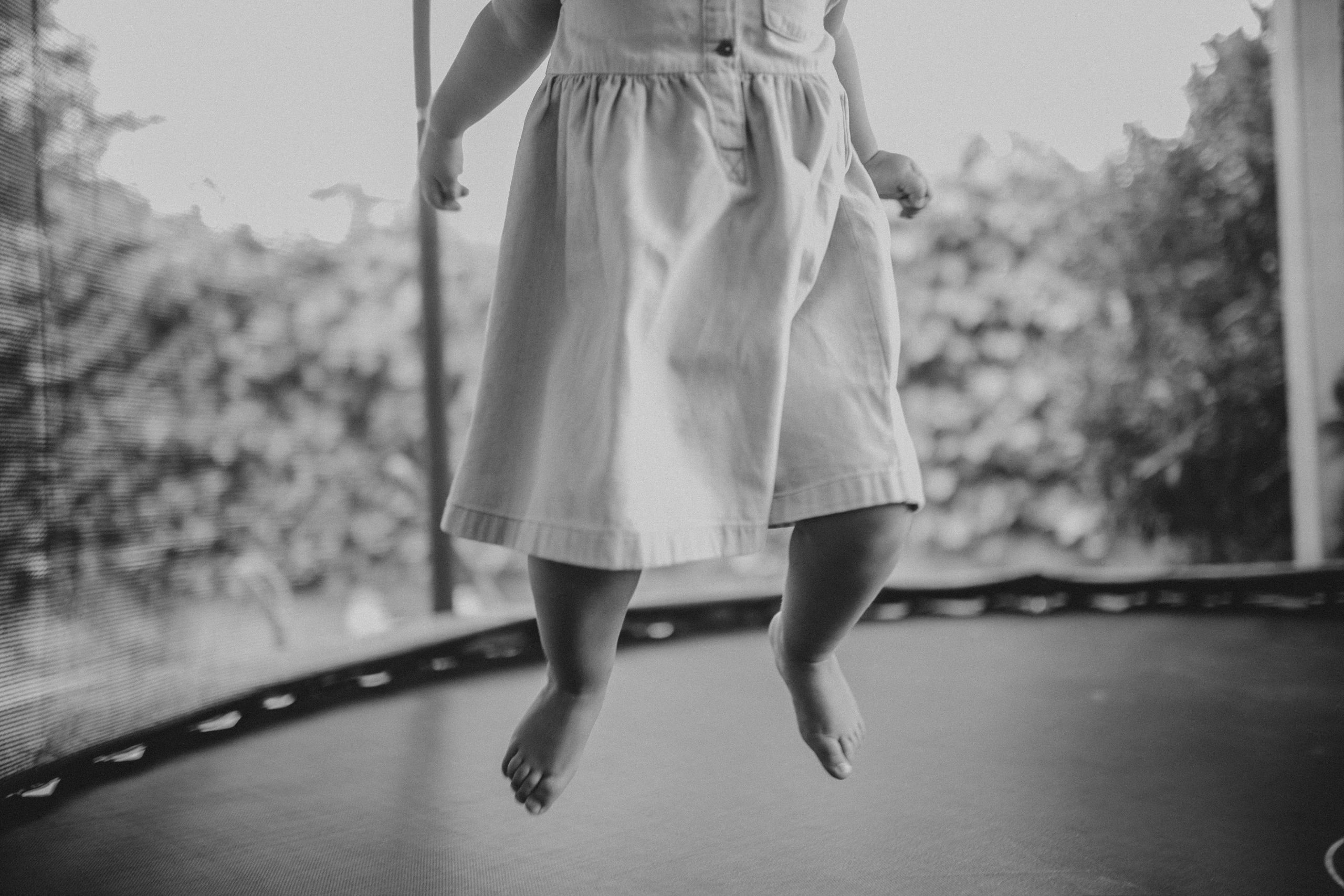 Fotografía en blanco y negro de una niña saltando