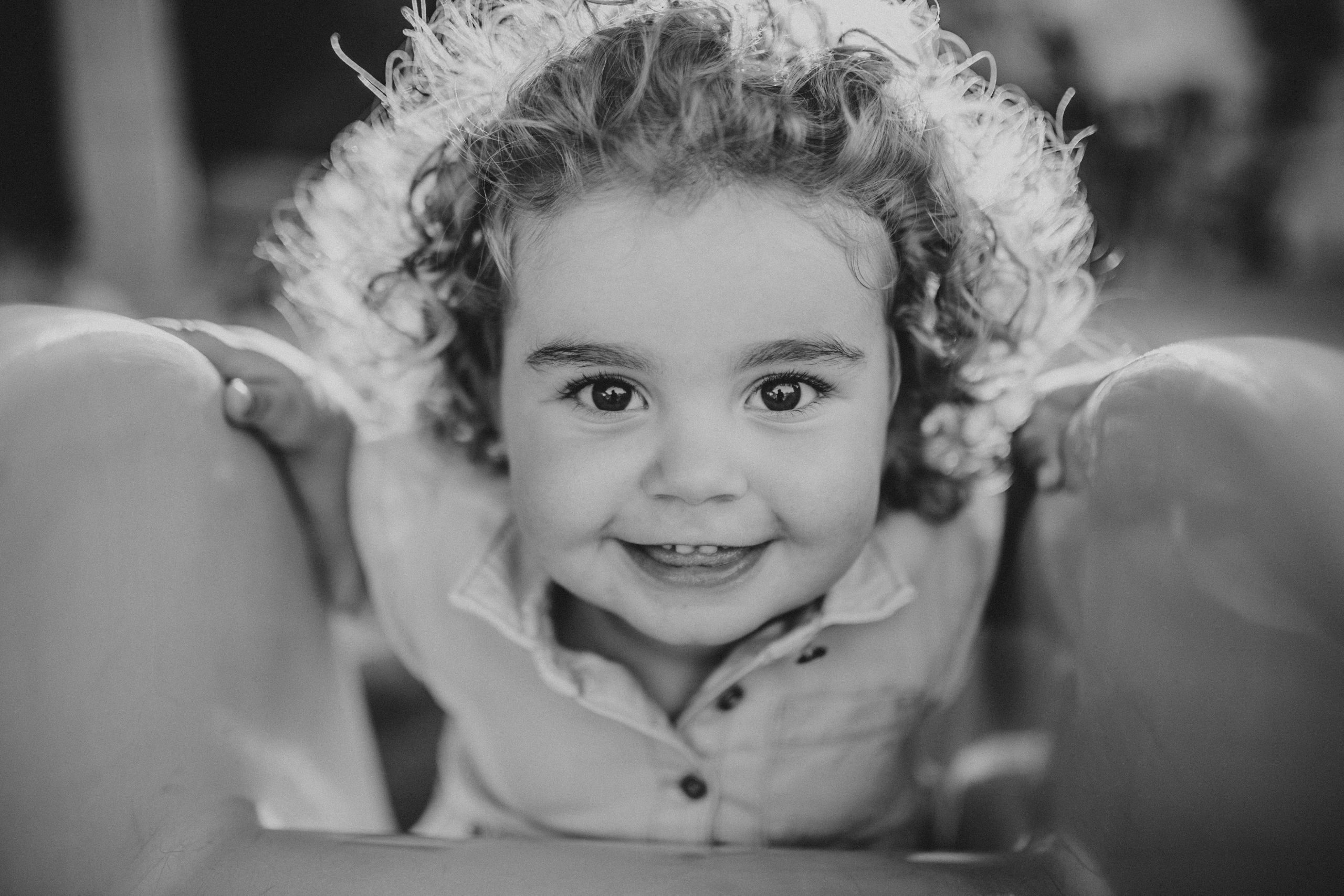 Fotografía en blanco y negro de una niña mirando a la cámara
