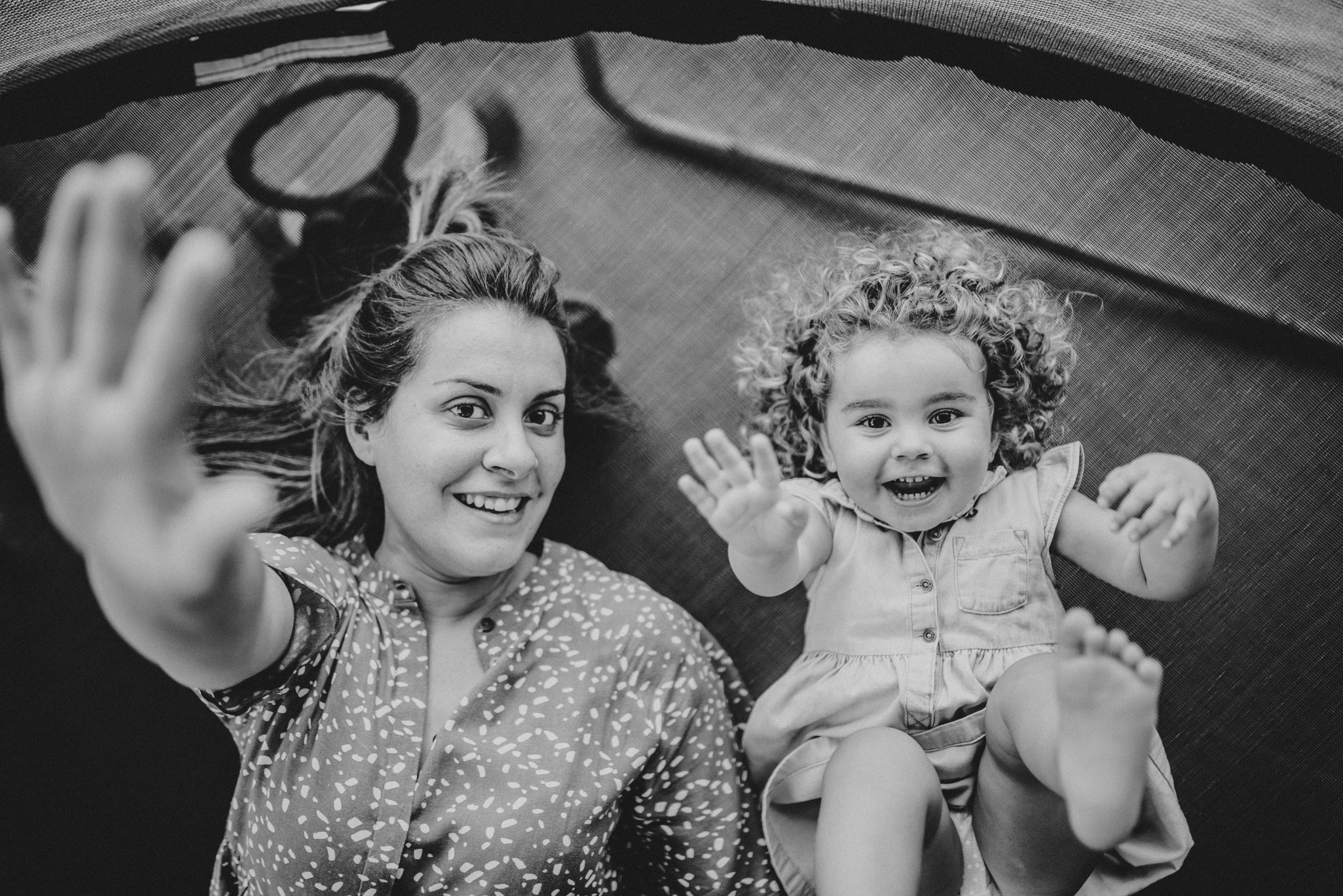Fotografía en blanco y negro de una madre feliz con su hija