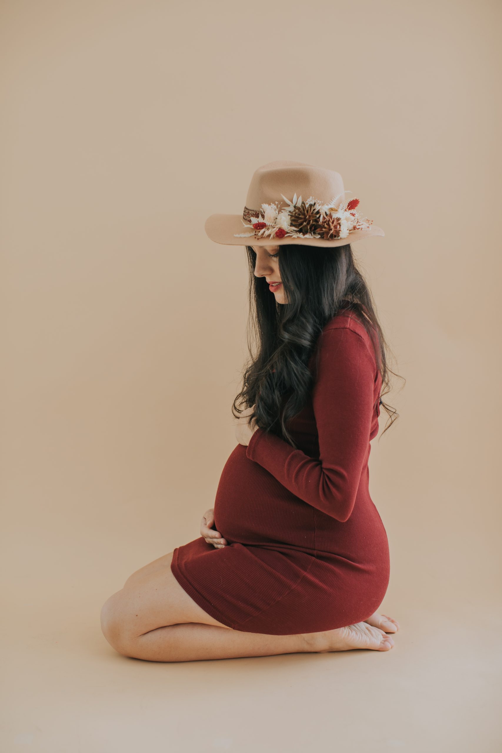 Mujer embarazada sentada en el suelo